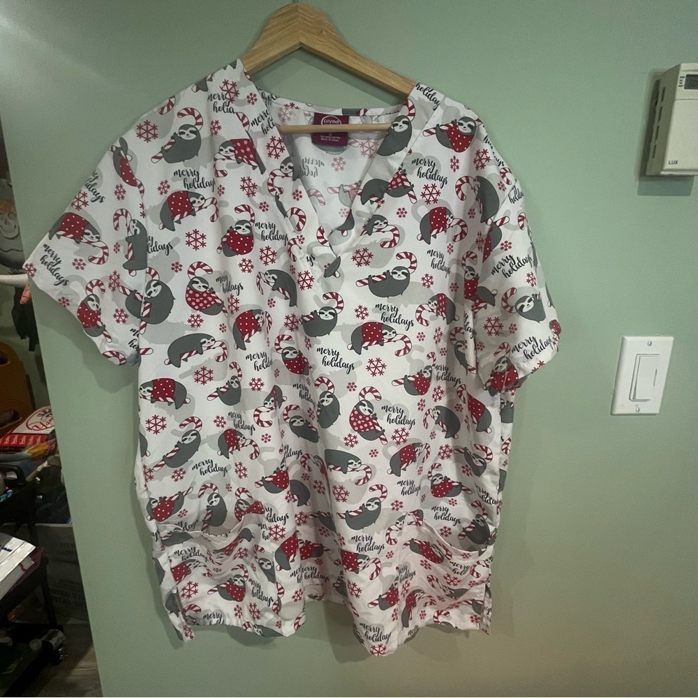 Holiday Sloth Print Short-Sleeve Scrub Top - White/Red/Gray